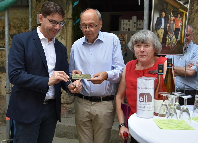 Im Rahmen einer kleinen Feierstunde hat Oberb&uuml;rgermeister Thomas Hirsch (l.) jetzt den Schl&uuml;ssel an die Genossenschaftsmitglieder um Vorstand Dr. Michael Zumpe (M.) und Initiatorin Gunhild Wolf (r.) &uuml;bergeben.
