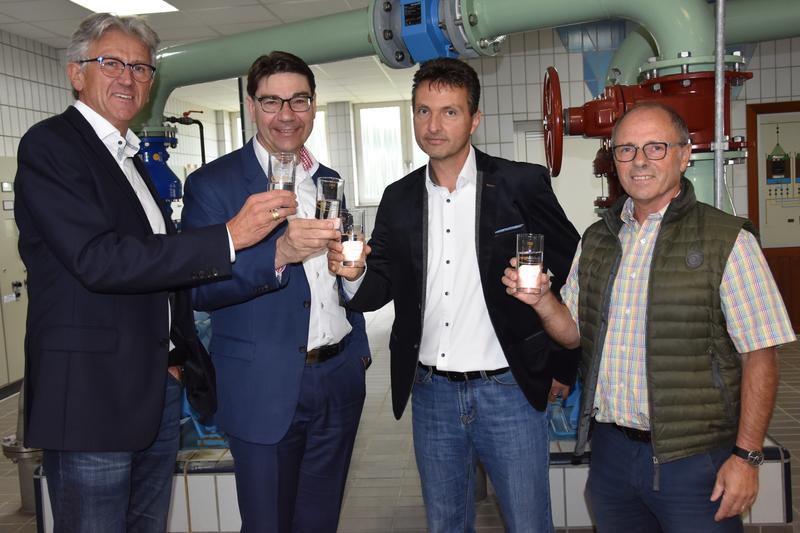 EnergieS&uuml;dwest-Vorstand Dr. Thomas Wa&szlig;muth, Oberb&uuml;rgermeister Thomas Hirsch, J&uuml;rgen Bach, Gesch&auml;ftsf&uuml;hrer der EnergieS&uuml;dwest Netz GmbH, und Peter M&uuml;ller, Leiter Netzbetrieb Gas/Wasser der EnergieS&uuml;dwest Netz GmbH, (v.l.n.r.) beim Vor-Ort-Termin im Wasserw