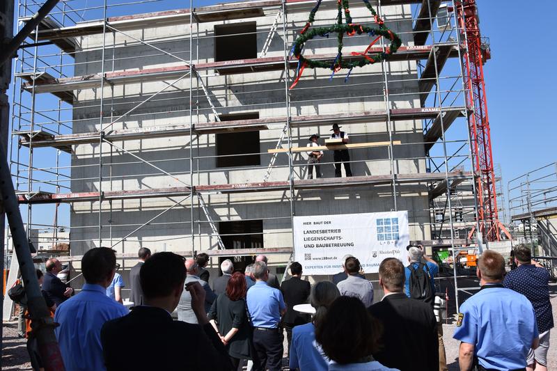 Das Richtfest des neuen Polizeigeb&auml;udes in der Landauer Paul-von-Denis-Stra&szlig;e im Fr&uuml;hjahr dieses Jahres. Am kommenden Sonntag, 1. Juli, stehen die Dienstgeb&auml;ude der Landauer Polizei im Mittelpunkt der Musikalischen Goetheparkplaudereien. Den musikalischen