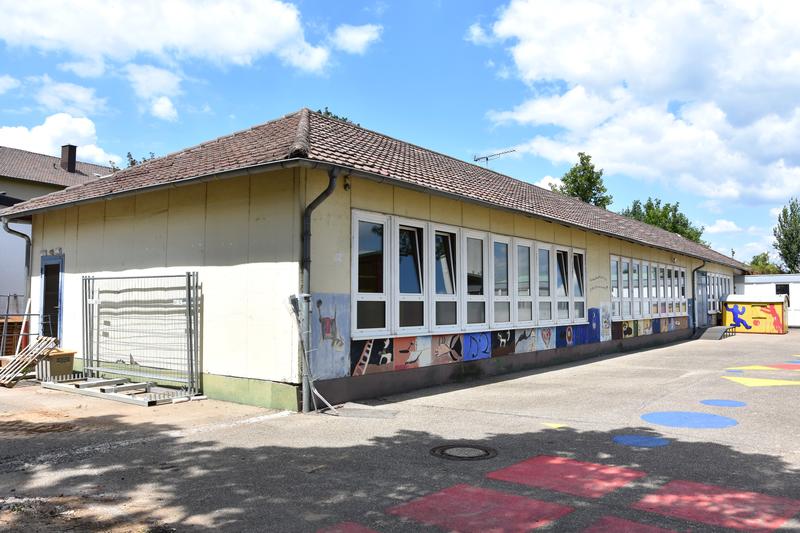 Eine der gr&ouml;&szlig;ten Ma&szlig;nahmen in den Sommerferien 2018: Auf dem Gel&auml;nde der der Grundschule S&uuml;d wird der westliche Altbau abgerissen, der derzeit als Lagergeb&auml;ude genutzt wird, um Platz f&uuml;r einen Neubau zu schaffen. 