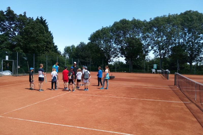 Sportarten wie Tennis geh&ouml;ren zu den beliebtesten Angeboten des gemeinsamen Ferienpasses der Stadt Landau und des Landkreises S&uuml;dliche Weinstra&szlig;e. 