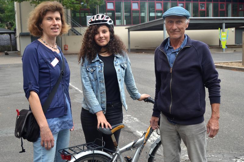 Christine Maas, Gemeinwesenarbeiterin beim st&auml;dtischen Jugendamt, Kursteilnehmerin Robin und Michael Schindler, Vorsitzender des ADFC Landau-S&uuml;dliche Weinstra&szlig;e, beim Fahrradkurs f&uuml;r Frauen im vergangenen Jahr. 
