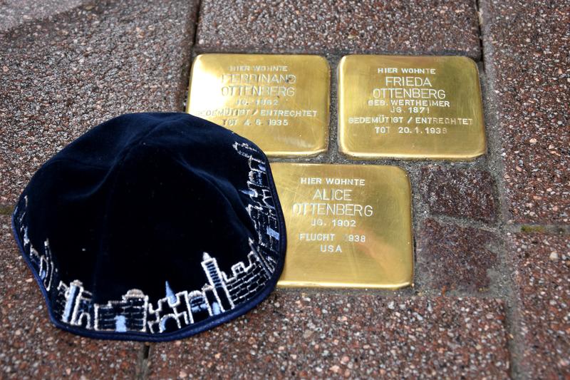 So wie hier im Landauer Ostring werden seit den fr&uuml;hen 1990er Jahren in ganz Europa Stolpersteine f&uuml;r die Opfer des Nationalsozialismus verlegt. 