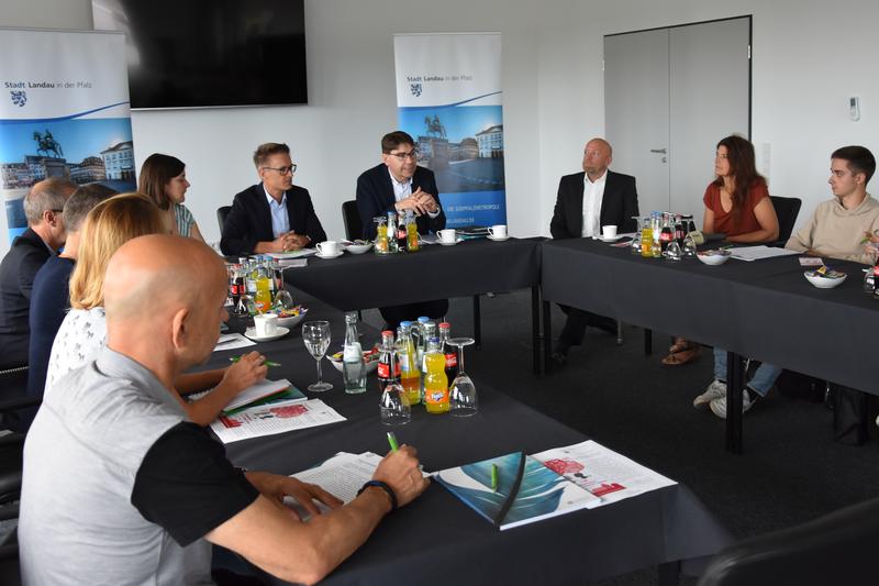 Beliebtes Format: Landaus Oberb&uuml;rgermeister Thomas Hirsch l&auml;dt immer in den Sommerferien bzw. der sitzungsfreien Zeit zum Sommer-Pressegespr&auml;ch. 