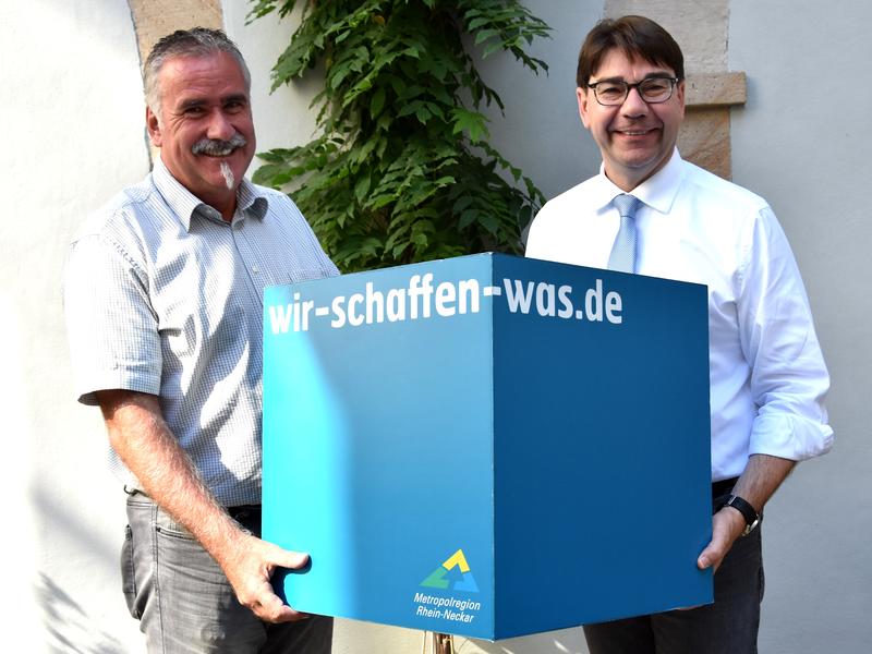 Oberb&uuml;rgermeister Thomas Hirsch (r.) und Beigeordneter Rudi Klemm rufen Landauer Vereine, Einrichtungen und Organisationen zur Teilnahme am Freiwilligentag der Metropolregion Rhein-Neckar auf. 