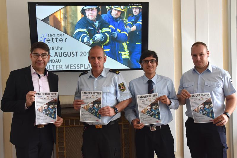 Stellten gemeinsam den &raquo;Tag der Retter&laquo; vor: Oberb&uuml;rgermeister Thomas Hirsch, Stadtfeuerwehrinspekteur Dirk Hargesheimer sowie David Hargesheimer  und Max Martin vom Organisationsteam (v.l.n.r.). 
