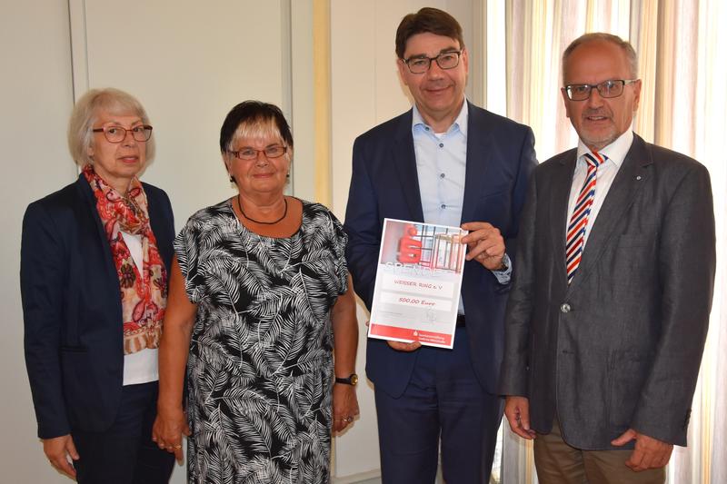 Werben gemeinsam um neue Mitstreiterinnen und Mitstreiter f&uuml;r die Opferhilfsorganisation WEISSER RING: Elke Neumann und Barbara G&ouml;tz von der Au&szlig;enstelle Landau/Germersheim/S&uuml;dliche Weinstra&szlig;e, Landaus Oberb&uuml;rgermeister Thomas Hirsch und der Landesvorsitze