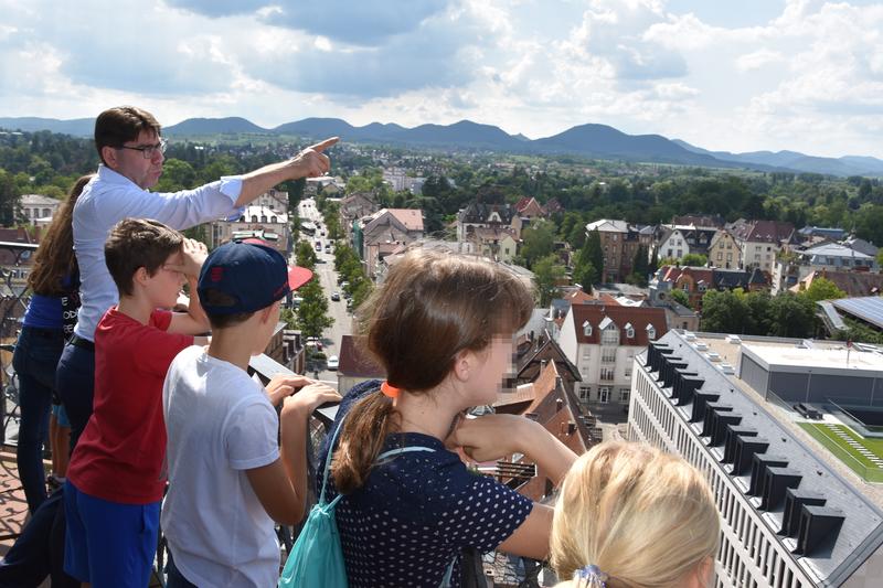 Landau von oben: Eines der Highlights der Ferienpass-Veranstaltung mit OB Hirsch war der Gang auf den Stiftskirchenturm. 