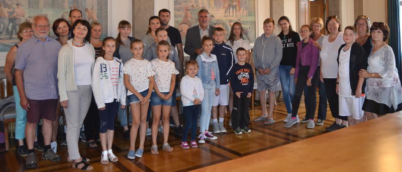 Beigeordneter Rudi Klemm begr&uuml;&szlig;te 15 Kinder aus Wei&szlig;russland und deren Gastfamilien im historischen Ambiente des Empfangssaals des Landauer Rathauses. 