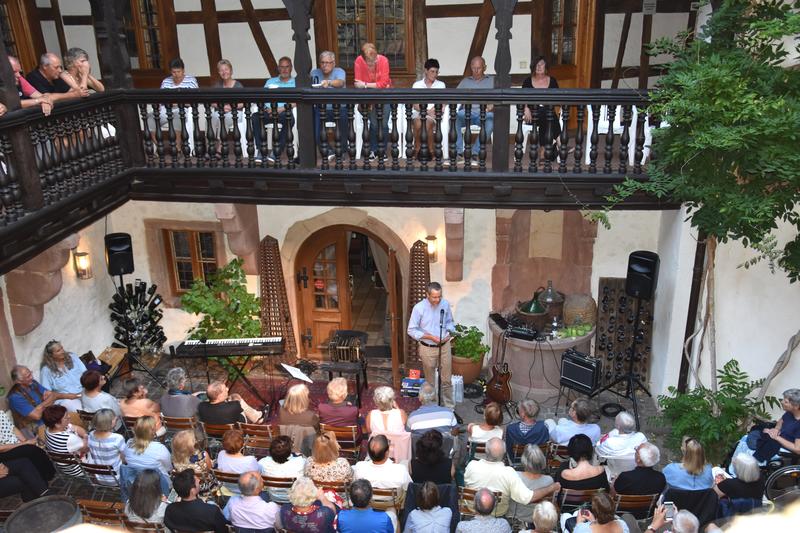 Auch B&uuml;rgermeister und Kulturdezernent Dr. Maximilian Ingenthron z&auml;hlte zu den G&auml;sten des Abends und nahm die offizielle Er&ouml;ffnung der diesj&auml;hrigen &raquo;Kleinen Montagsreihe&laquo; vor.
