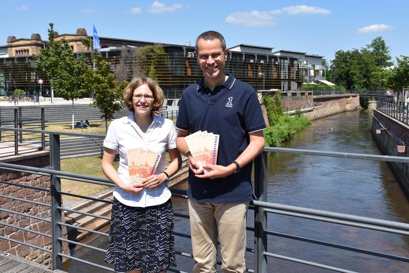 Startschuss f&uuml;r das zweite Halbjahr der 34. Landauer B&uuml;chereitage: B&uuml;rgermeister und Kulturdezernent Dr. Maximilian Ingenthron und Bibliotheksleiterin Amelie L&ouml;hlein haben jetzt gemeinsam das druckfrische Programm vorgestellt.