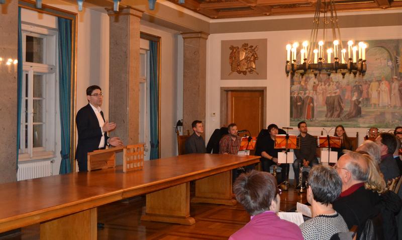 Oberb&uuml;rgermeister Thomas Hirsch empf&auml;ngt Teilnehmerinnen und Teilnehmer der traditionellen Gebetswoche der Evangelischen Allianz im historischen Empfangssaal des Rathauses.
