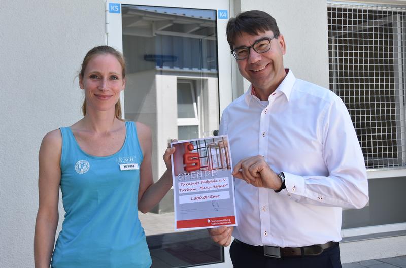 Oberb&uuml;rgermeister Thomas Hirsch &uuml;berreichte der Leiterin des Bereichs Katzen und Kleintiere, Elena Krause, eine Spende in H&ouml;he von 1.500 Euro aus Mitteln der Sparkassen-Stiftung.