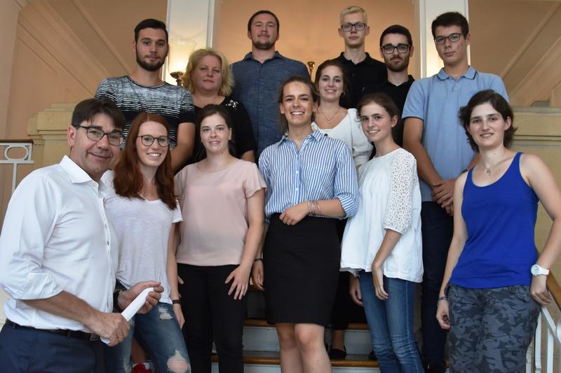 Willkommen an Bord: Oberb&uuml;rgermeister Thomas Hirsch begr&uuml;&szlig;te sieben junge Frauen und sechs junge M&auml;nner, die zum 1. August ihren Dienst bei der Stadt Landau aufgenommen haben.