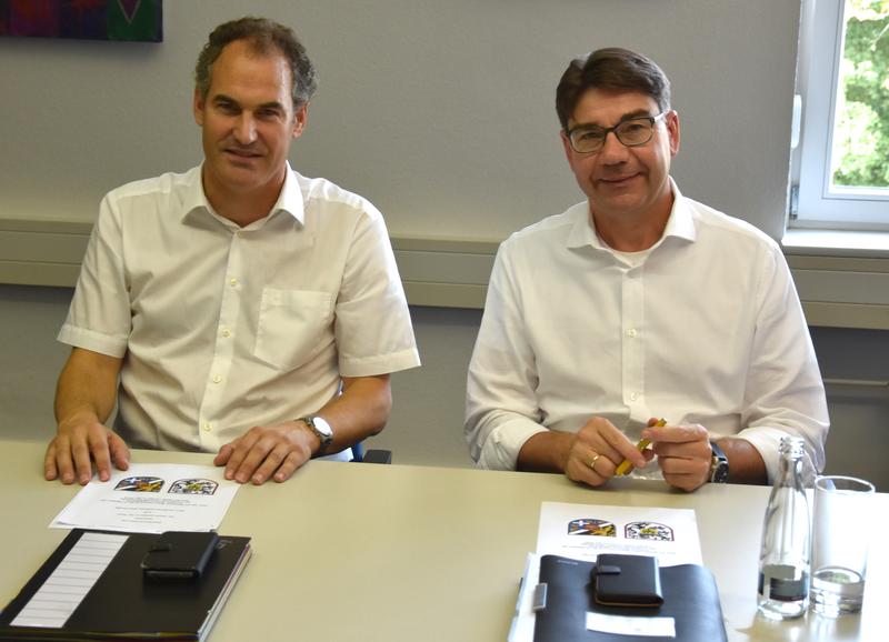 Oberb&uuml;rgermeister Thomas Hirsch (r.) und Landrat Dietmar Seefeldt (l.) haben jetzt gemeinsam die geplante Zusammenlegung der Betreuungsbeh&ouml;rden der Stadt Landau und des Landkreises S&uuml;dliche Weinstra&szlig;e vorgestellt. 