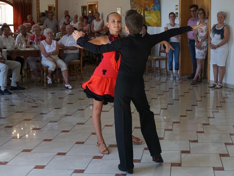 Christina Miller und Marian Yanakiev vom Tanzsport-Club Landau zeigten beim j&uuml;ngsten &raquo;Tanzcaf&eacute; 60 plus&laquo; ihr K&ouml;nnen und brachten lateinamerikanische T&auml;nze wie Rumba und Jive aufs Parkett.
