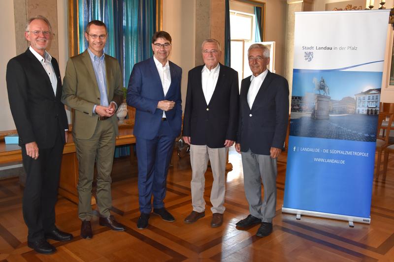 Gemeinsam mit B&uuml;rgermeister Dr. Maximilian Ingenthron (2.v.l.) w&uuml;rdigte Oberb&uuml;rgermeister Thomas Hirsch (M.) in Anwesenheit seiner beiden Amtsvorg&auml;nger Dr. Christof Wolff (r.) und Hans-Dieter Schlimmer (l.) das Wirken von Ulrich Kraus (2.v.r.) f&uuml;r die Sta