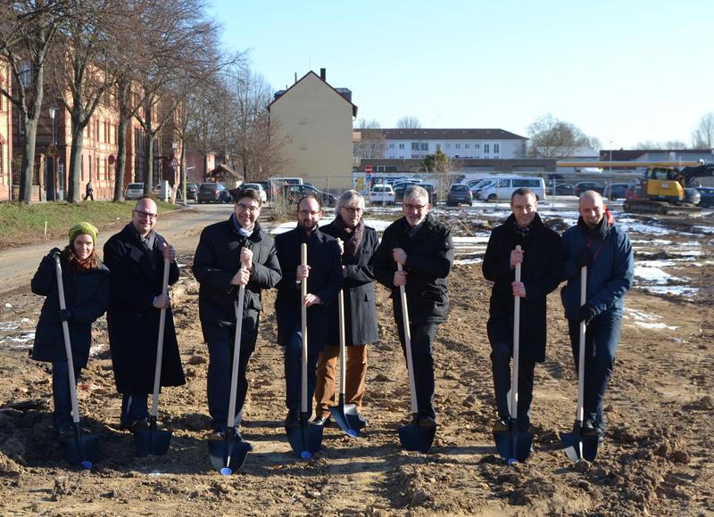 In K&uuml;rze starten die Bauarbeiten an 39 neuen Wohnungen in der Landauer D&ouml;rrenbergstra&szlig;e. Oberb&uuml;rgermeister Thomas Hirsch, B&uuml;rgermeister Dr. Maximilian Ingenthron und Stephan Ruppert, Gesch&auml;ftsf&uuml;hrer des Bauunternehmens Matthias Ruppert, traten heute gemei