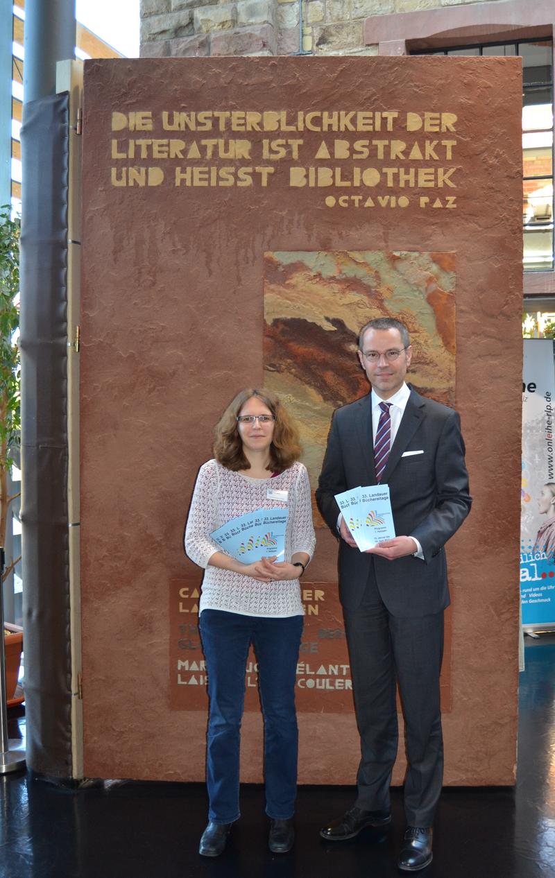 B&uuml;rgermeister und Kulturdezernent Dr. Maximilian Ingenthron (r.) hat das Programm der 33. Landauer B&uuml;chereitage nun gemeinsam mit der Stadtbibliotheksleiterin Amelie Goller (l.) vorgestellt.