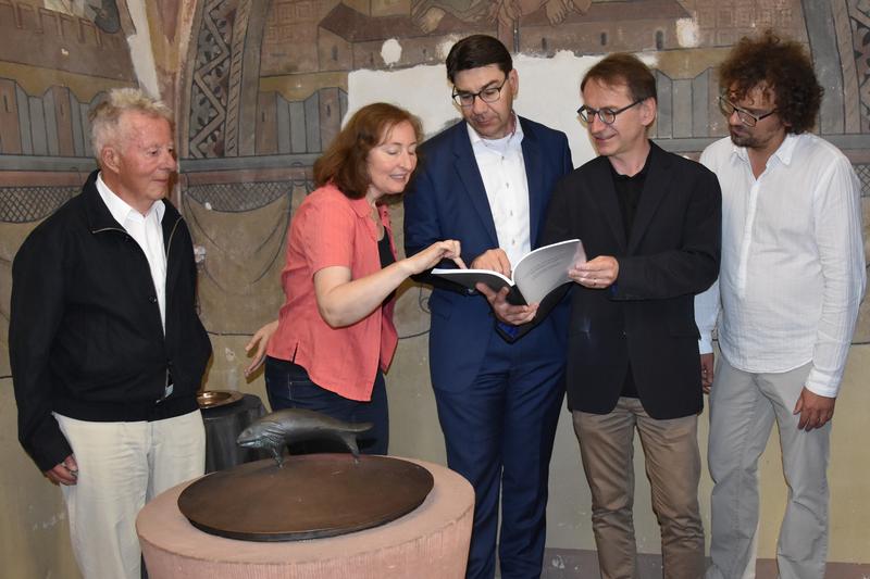 Spannende Lekt&uuml;re: Dr. Gerald Mathes vom Kirchbauverein der Landauer Stiftskirche, Diplom-Restauratorin Uta-Barbara Riecke, Oberb&uuml;rgermeister Thomas Hirsch, Dekan Volker Janke und Stadtdenkmalpfleger J&ouml;rg Seitz (v.l.n.r.) bl&auml;ttern beim Vor-Ort-Termin im B