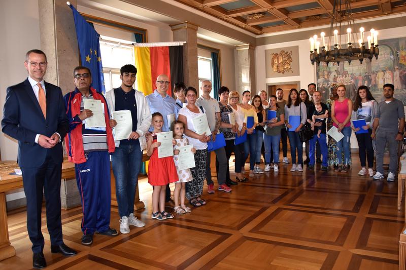 25 Menschen aus 16 verschiedenen Nationen wurden jetzt im Landauer Rathaus von B&uuml;rgermeister Dr. Maximilian Ingenthron (l.) eingeb&uuml;rgert. 