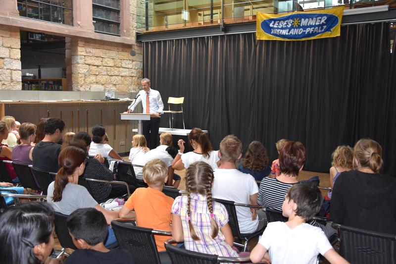 B&uuml;rgermeister Dr. Maximilian Ingenthron nahm am Abschlussfest des Lesesommers in der Landauer Stadtbibliothek teil und begr&uuml;&szlig;te die flei&szlig;igen Leserinnen und Leser sowie deren Eltern. 