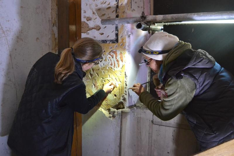 Das Haus zum Maulbeerbaum in der oberen Marktstra&szlig;e gilt als Landaus &auml;ltester Profanbau. Das Bild zeigt die Freilegung historischer Wandmalereien, die im ersten Obergeschoss gefunden wurden.