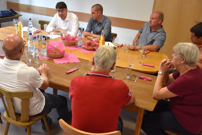 Ungezwungener Austausch: Wie hier in Dammheim trifft sich Landaus OB Hirsch in diesem Jahr mit allen Ortsbeir&auml;ten der Stadtd&ouml;rfer. 