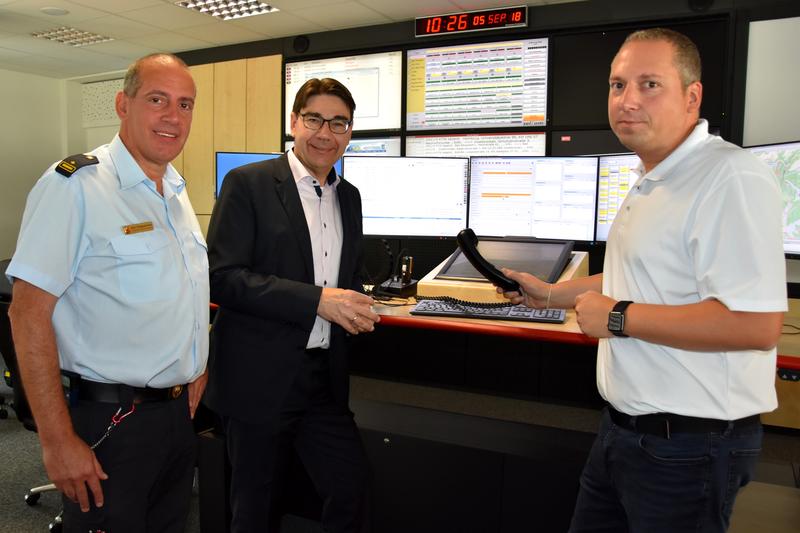 Oberb&uuml;rgermeister Thomas Hirsch (M.) und Stadtfeuerwehrinspekteur Dirk Hargesheimer (l.) beim Vor-Ort-Termin mit Matthias Bruhne, Leiter der Integrierten Leitstelle Landau.  
