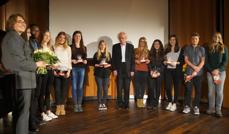 Pfarrerin und Religionslehrerin Dr. Dominique Ehrmantraut (l.) gemeinsam mit den Sch&uuml;lerinnen und Sch&uuml;lern des Max-Slevogt-Gymnasiums und dem Landauer Pianisten Peter Imo bei der Feierstunde der Deutsch-Franz&ouml;sischen Gesellschaft zum Tag der deutsch-franz