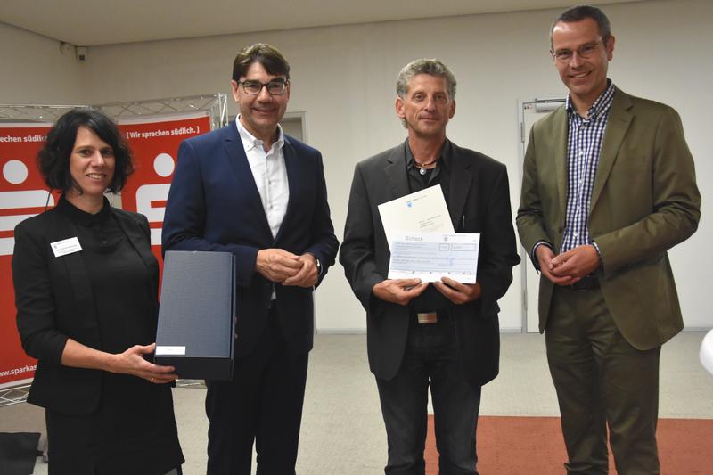 Oberb&uuml;rgermeister Thomas Hirsch (2.v.l.), B&uuml;rgermeister Dr. Maximilian Ingenthron (r.) und Sylvia Schmidt-Sercander, Mitarbeiterin im st&auml;dtischen Bauamt, gemeinsam mit Martin Schedlbauer vom Freiburger B&uuml;ro faktorgr&uuml;n, das den Wettbewerb zur Neugestaltung