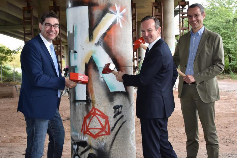 Oberb&uuml;rgermeister Thomas Hirsch, Verkehrsminister Dr. Volker Wissing und B&uuml;rgermeister Dr. Maximilian Ingenthron (v.l.n.r.) beim symbolischen Hammerschlag zu Beginn des Abrisses und Neubaus der n&ouml;rdlichen Horstbr&uuml;cke in Landau. 
