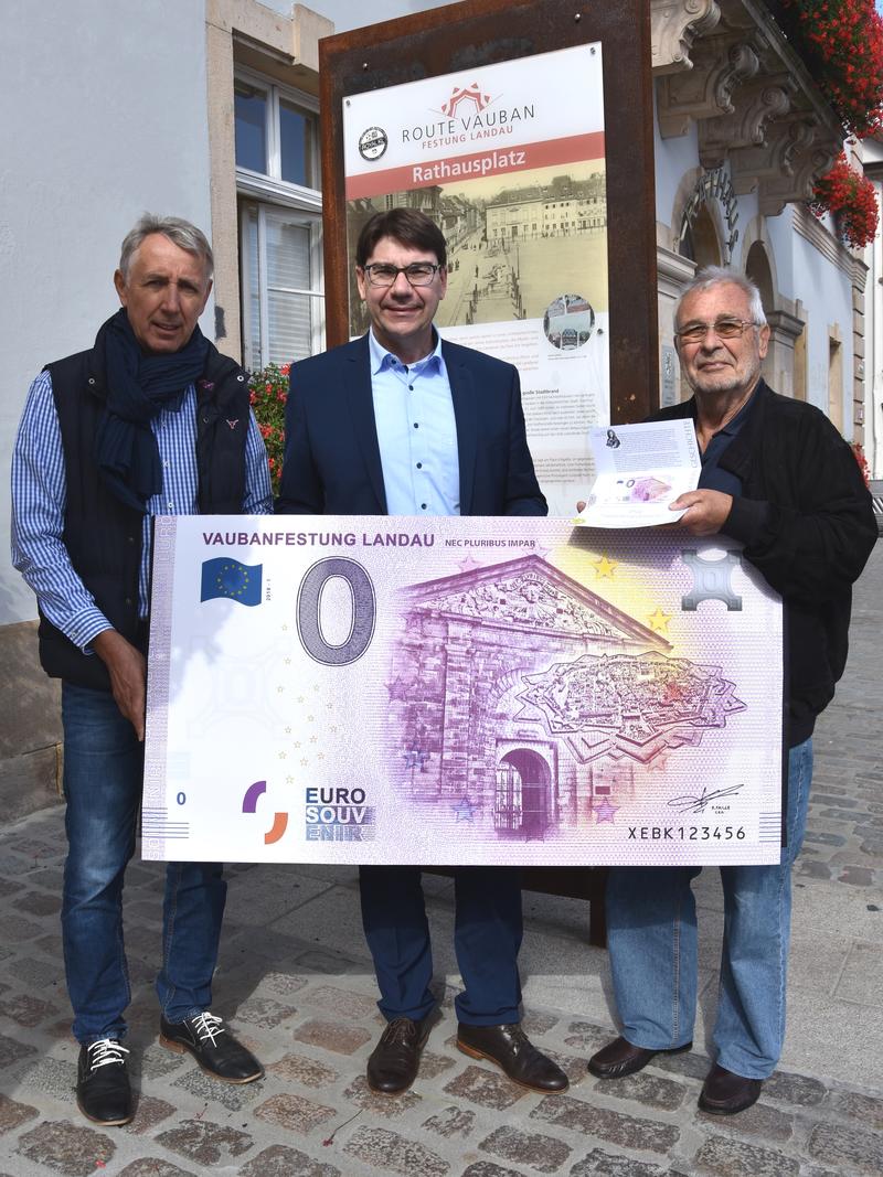 Den ersten Schein haben Vereinsvorsitzender Hans-Dieter Hirschfeld (rechts im Bild) und Initiator Rolf Gebert (links im Bild) jetzt an Oberb&uuml;rgermeister Thomas Hirsch (mittig im Bild) &uuml;berreicht.