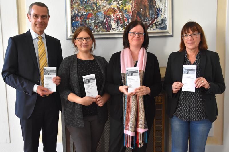 Freuen sich auf den ersten &raquo;Tag der Pfalzgeschichte&laquo;: Landaus B&uuml;rgermeister Dr. Maximilian Ingenthron, Barbara Schuttpelz, Mitarbeiterin des Instituts f&uuml;r pf&auml;lzische Geschichte und Volkskunde in Kaiserslautern, Institutsdirektorin Dr. Sabine Klapp und die