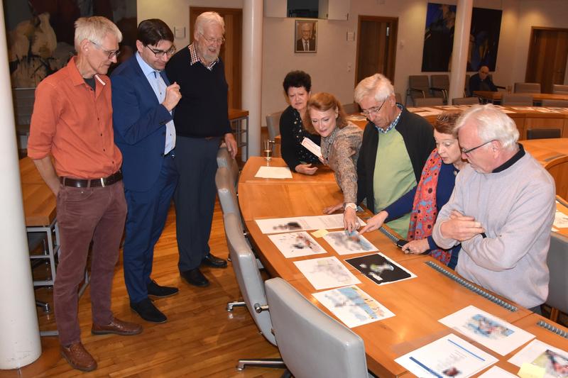 Schwierige Entscheidung: Die siebenk&ouml;pfige Jury des Thomas-Nast-Preises gemeinsam mit Oberb&uuml;rgermeister Thomas Hirsch (2.v.l.) bei der Begutachtung der Einsendungen im Ratssaal des Rathauses. 