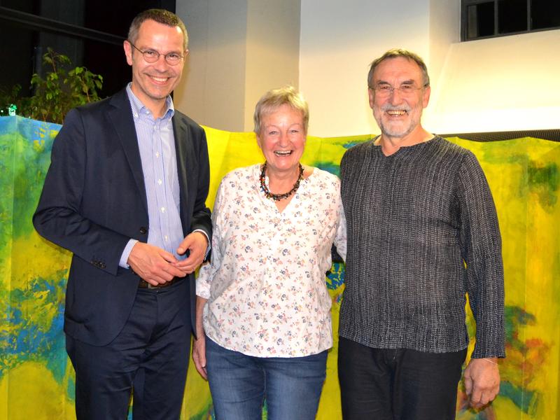 Freuen sich &uuml;ber eine gelungene Vernissage der Ausstellung &raquo;Buchkunst&laquo; in der Landauer Stadtbibliothek: B&uuml;rgermeister Dr. Maximilian Ingenthron, Silvia Schreiber und K&uuml;nstler Reinhold Nasshan (v.l.n.r.). 