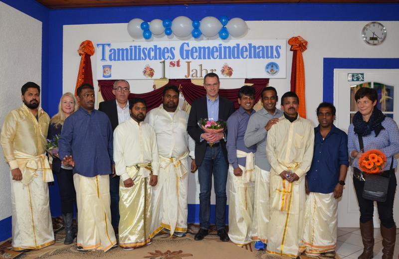 B&uuml;rgermeister Dr. Maximilian Ingenthron folgte der Einladung der tamilischen Gemeinde zum Fest anl&auml;sslich des einj&auml;hrigen Bestehens ihres Gemeindehauses und begr&uuml;&szlig;te die Anwesenden mit dem tamilischen Gru&szlig; &raquo;Wanakam&laquo;.