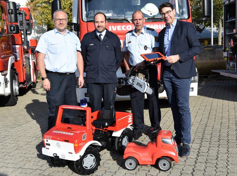 Spenden&uuml;bergabe beim Tag der offenen T&uuml;r: Der stellvertretende Stadtfeuerwehrinspekteur Michael Bumb, Steffen Diehl, Vorsitzender der Vereinigung der Freunde der Freiwilligen Feuerwehr Landau-Stadt, Stadtfeuerwehrinspekteur Dirk Hargesheimer und Oberb&uuml;rge