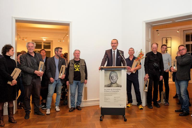 B&uuml;rgermeister und Kulturdezernent Dr. Maximilian Ingenthron begr&uuml;&szlig;te die zahlreichen Besucherinnen und Besucher der Vernissage in der St&auml;dtischen Galerie Villa Streccius. 