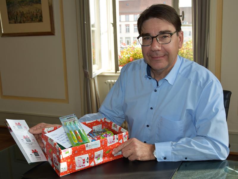 Der Landauer OB Thomas Hirsch ruft zur Teilnahme an der Aktion &raquo;Weihnachtsp&auml;ckchenkonvoi&laquo; auf - und hat auch selbst ein P&auml;ckchen f&uuml;r ein bed&uuml;rftiges Kind zusammengestellt. 
