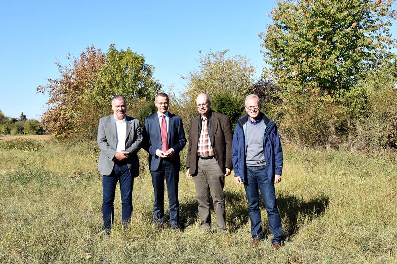 Beigeordneter Rudi Klemm, B&uuml;rgermeister Dr. Maximilian Ingenthron, der st&auml;dtische Friedhofsverwalter Gerhard Blumer und Ordnungsabteilungsleiter Thomas Scholly (v.l.n.r.) auf der brachliegenden Fl&auml;che westlich des Landauer Hauptfriedhofs, auf der die Neua