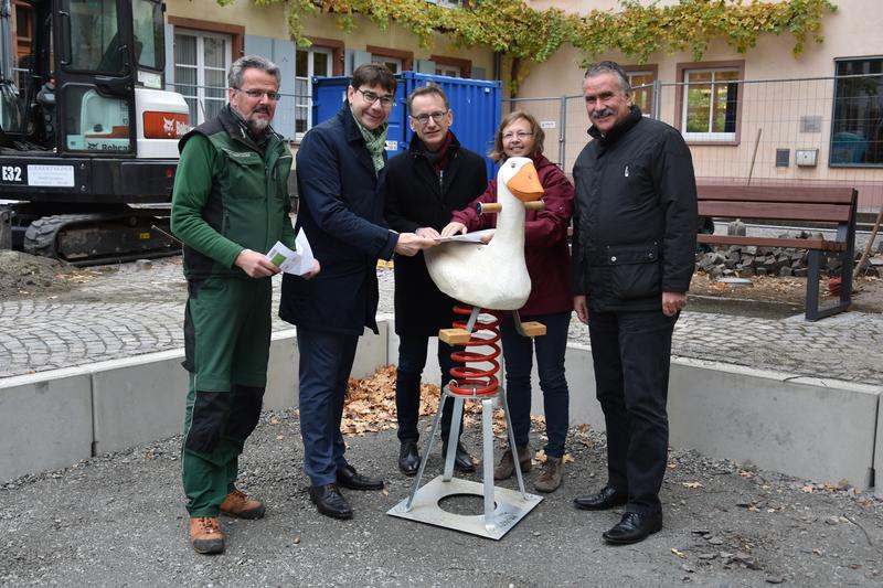 Oberb&uuml;rgermeister Thomas Hirsch (2.v.l.), Beigeordneter und Umweltdezernent Rudi Klemm (r.), Dekan Volker Janke (M.), die Leiterin der st&auml;dtischen Gr&uuml;nfl&auml;chenabteilung, Sabine Klein (2.v.r.), sowie Garten- und Landschaftsbauer Rolf Liebertseder (l.) beim 