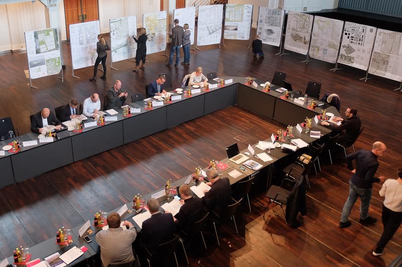 Beim Realisierungswettbewerb &raquo;Gewerbepark am Messegel&auml;nde-S&uuml;dost&laquo; wurden 23 Wettbewerbsbeitr&auml;ge eingereicht; drei davon wurden nach intensiver Beratung des Preisgerichts am Dienstag, 30. Oktober, in der Landauer Jugendstil-Festhalle zu den Siegerentw&uuml;rfen