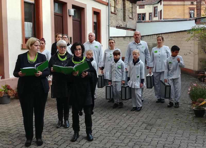 In Erinnerung an die Reichspogromnacht von 1938: Um ein Zeichen wider das Vergessen zu setzen, fand jetzt eine szenische Lesung im Landauer Westring statt. Dort erinnern drei Stolpersteine an Lotte, Fritz und Dietrich Weil.