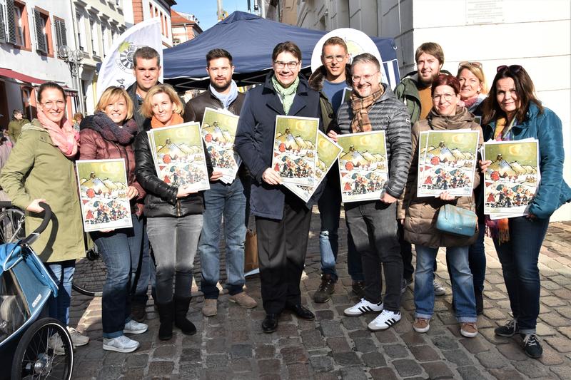Auch in diesem Jahr stattete Oberb&uuml;rgermeister Thomas Hirsch dem Verkaufsstand des Landauer Adventskalenders am Rande des Wochenmarkts einen Besuch ab, um sich bei den ehrenamtlichen Helferinnen und Helfern zu bedanken. 