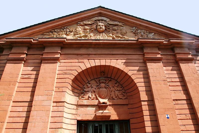 Klassische Stadtf&uuml;hrungen durch die historische Landauer Innenstadt - hier das Franz&ouml;sische Tor - geh&ouml;ren zu den beliebtesten Angeboten der G&auml;stef&uuml;hrerinnen und -f&uuml;hrer. 