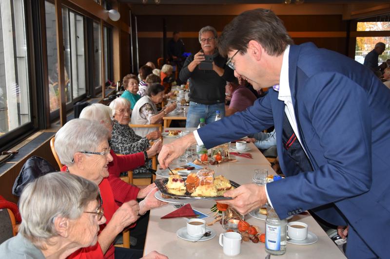 &raquo;Die &Uuml;90-Partys sind auch ein Zeichen der Wertsch&auml;tzung f&uuml;r die Lebensleistung der Seniorinnen und Senioren&laquo;, sagt OB Hirsch. 