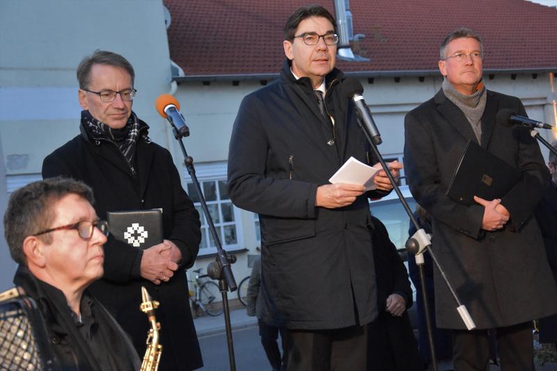 Der protestantische Dekan Volker Janke, Oberb&uuml;rgermeister Thomas Hirsch und der katholische Dekan Axel Brecht bei der Gedenkfeier am Jahrestag der Reichspogromnacht. 