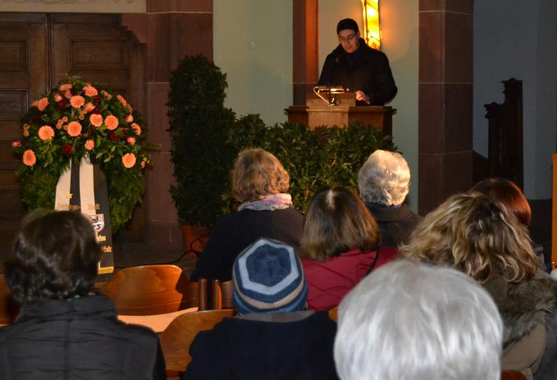Oberb&uuml;rgermeister Thomas Hirsch rief in seiner Ansprache dazu auf, das Gedenken an die von den Nationalsozialisten begangenen Gr&auml;ueltaten wachzuhalten.