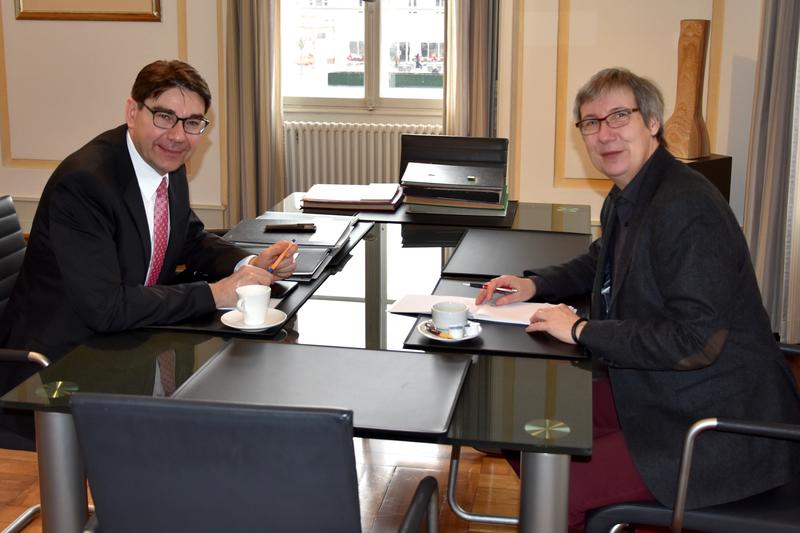 Stadt und Universit&auml;t Landau: Oberb&uuml;rgermeister Thomas Hirsch und Universit&auml;tspr&auml;sidentin Prof. Dr. May-Britt Kallenrode tauschen sich regelm&auml;&szlig;ig zu aktuellen universit&auml;ren Themen aus. 